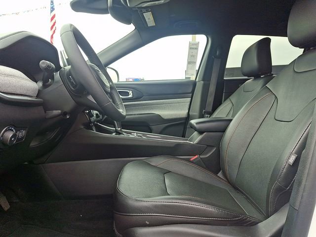 Used 2023 Jeep Compass Latitude image 12