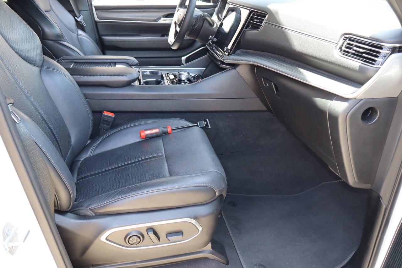 Used 2024 Jeep Wagoneer L Series II RWD image 17