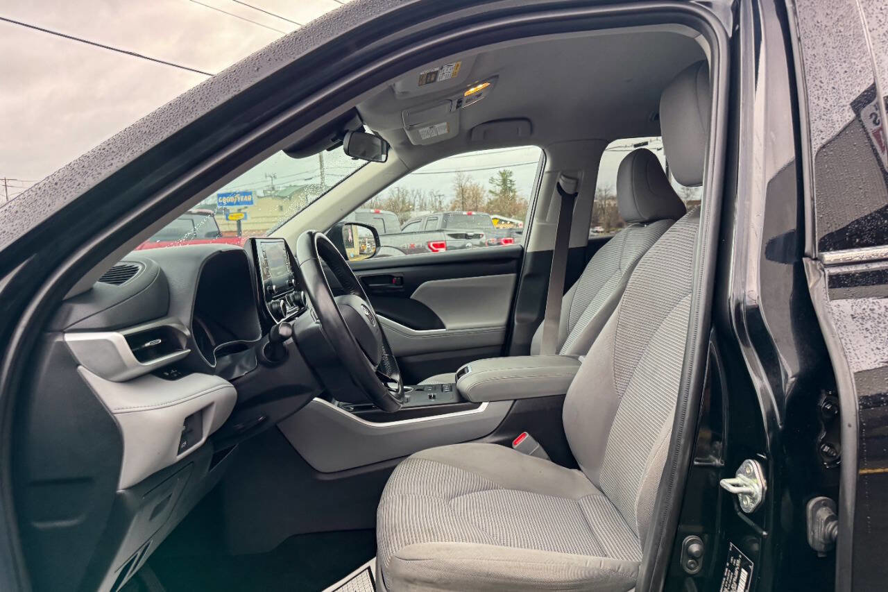 Used 2020 Toyota Highlander LE image 24