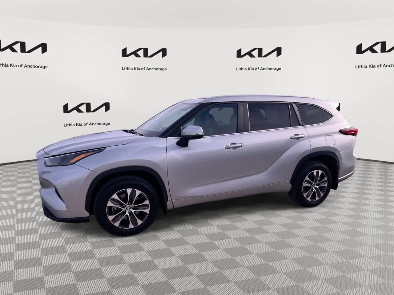 Used 2023 Toyota Highlander XLE AWD/4WD image 1