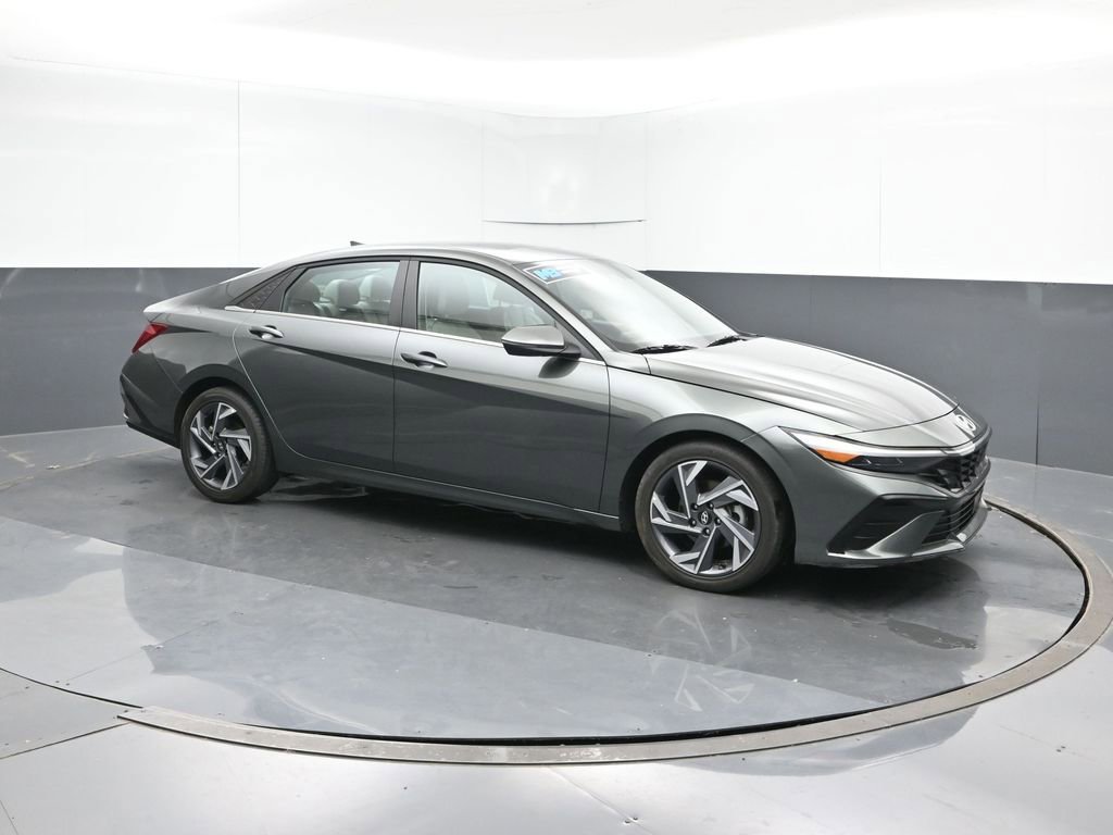 Used 2025 Hyundai Elantra Limited FWD image 7