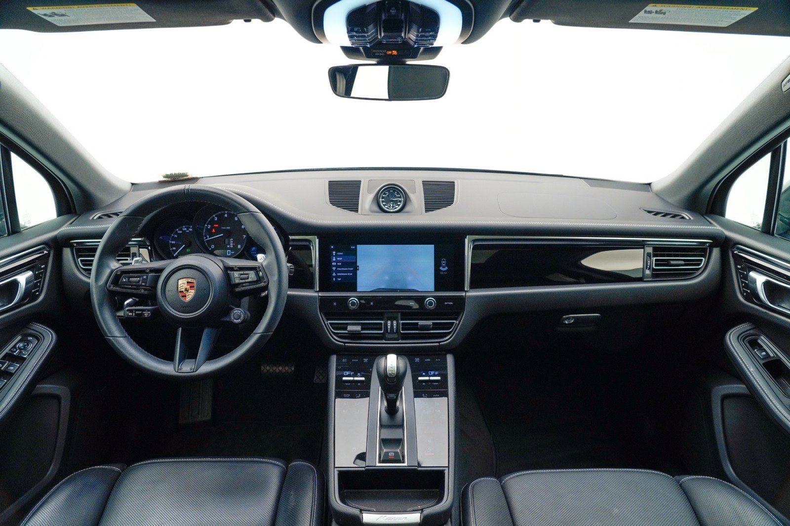 Certified 2025 Porsche Macan AWD/4WD image 18