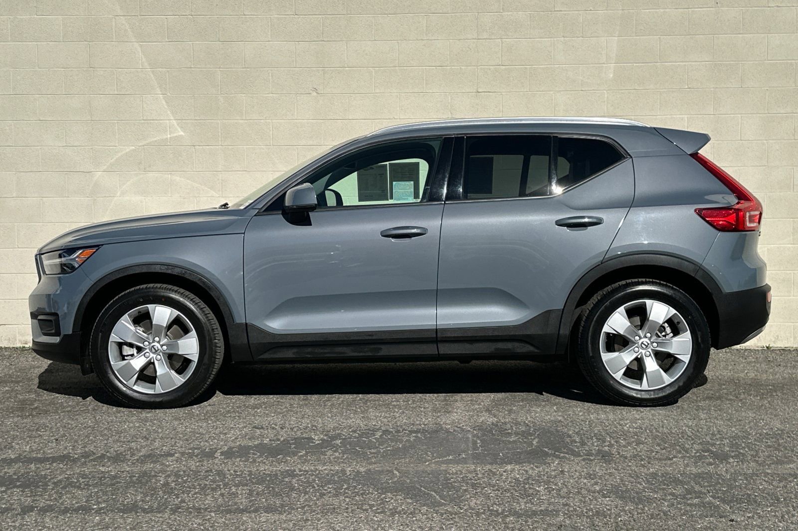 Used 2021 Volvo XC40 T5 Momentum w/ Premium Package image 7