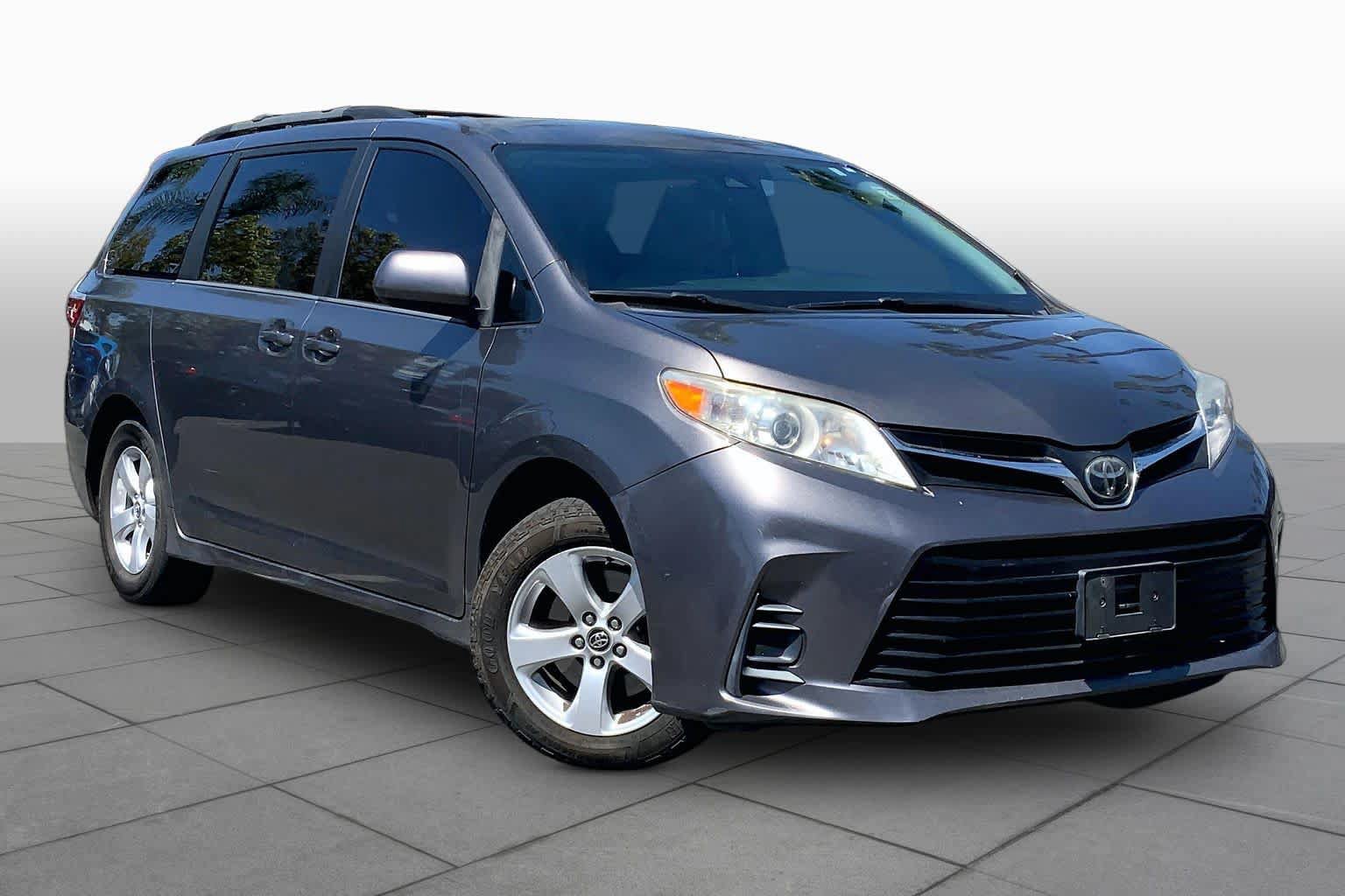 Used 2018 Toyota Sienna LE w/ Carpet Mat Package FWD image 2