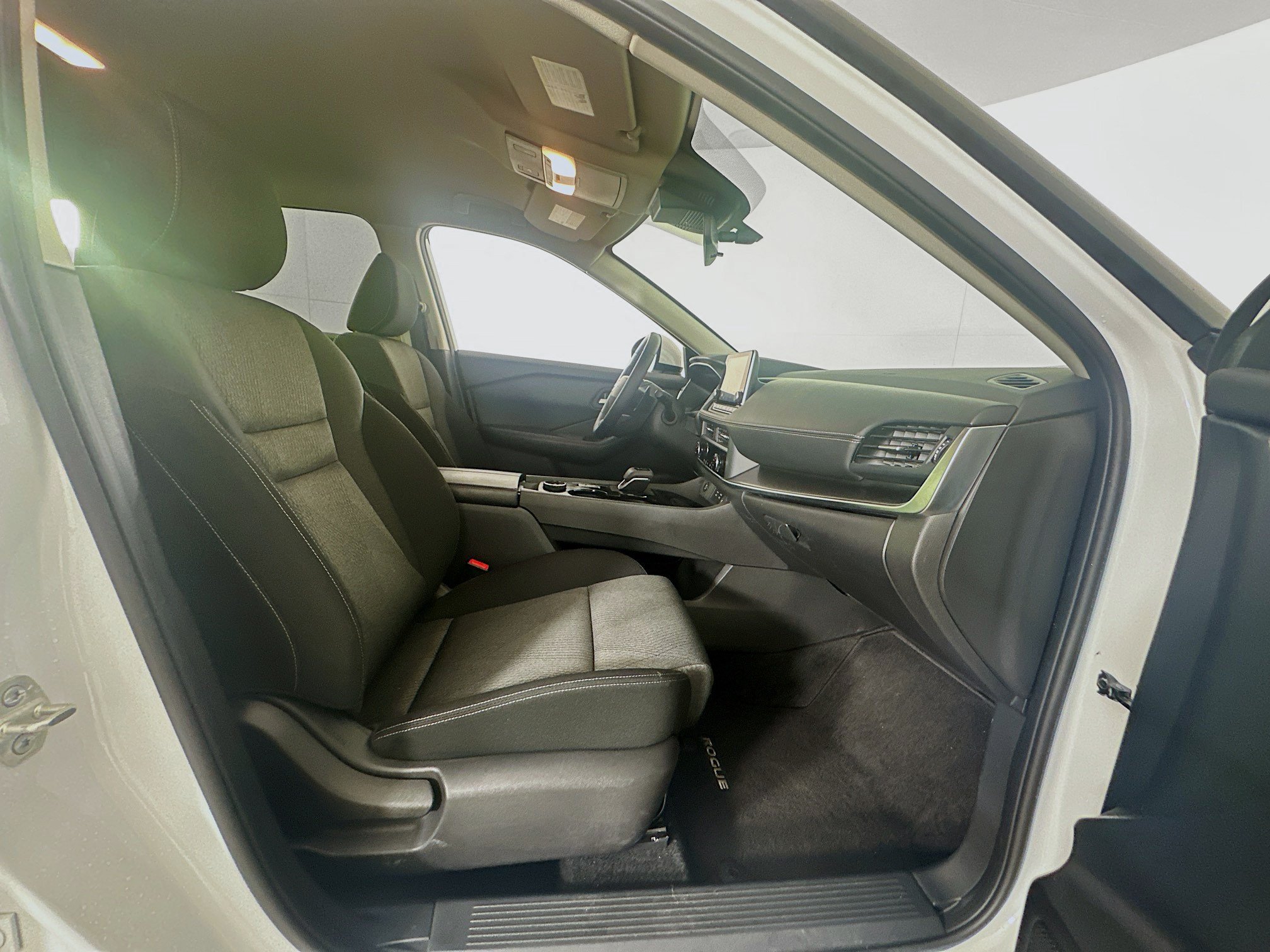 Used 2025 Nissan Rogue SV AWD/4WD image 30