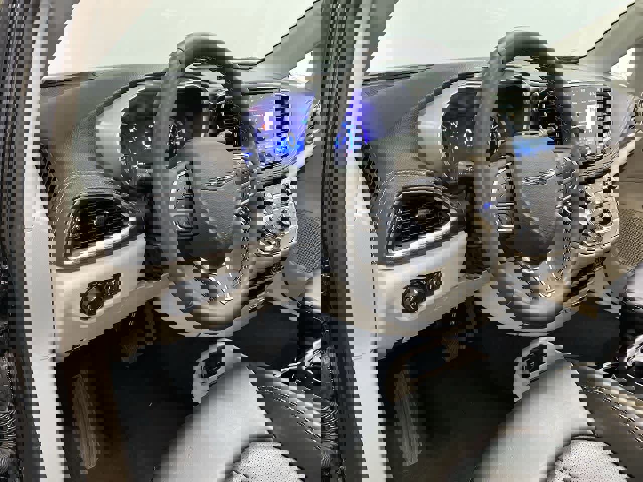 Used 2024 Chrysler Pacifica Select image 2