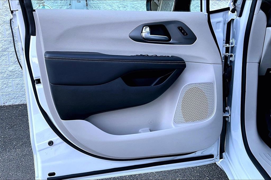 Used 2024 Chrysler Pacifica Touring-L FWD image 26