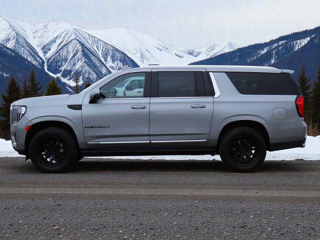 Used 2023 GMC Yukon XL Denali w/ Denali Reserve Package image 3