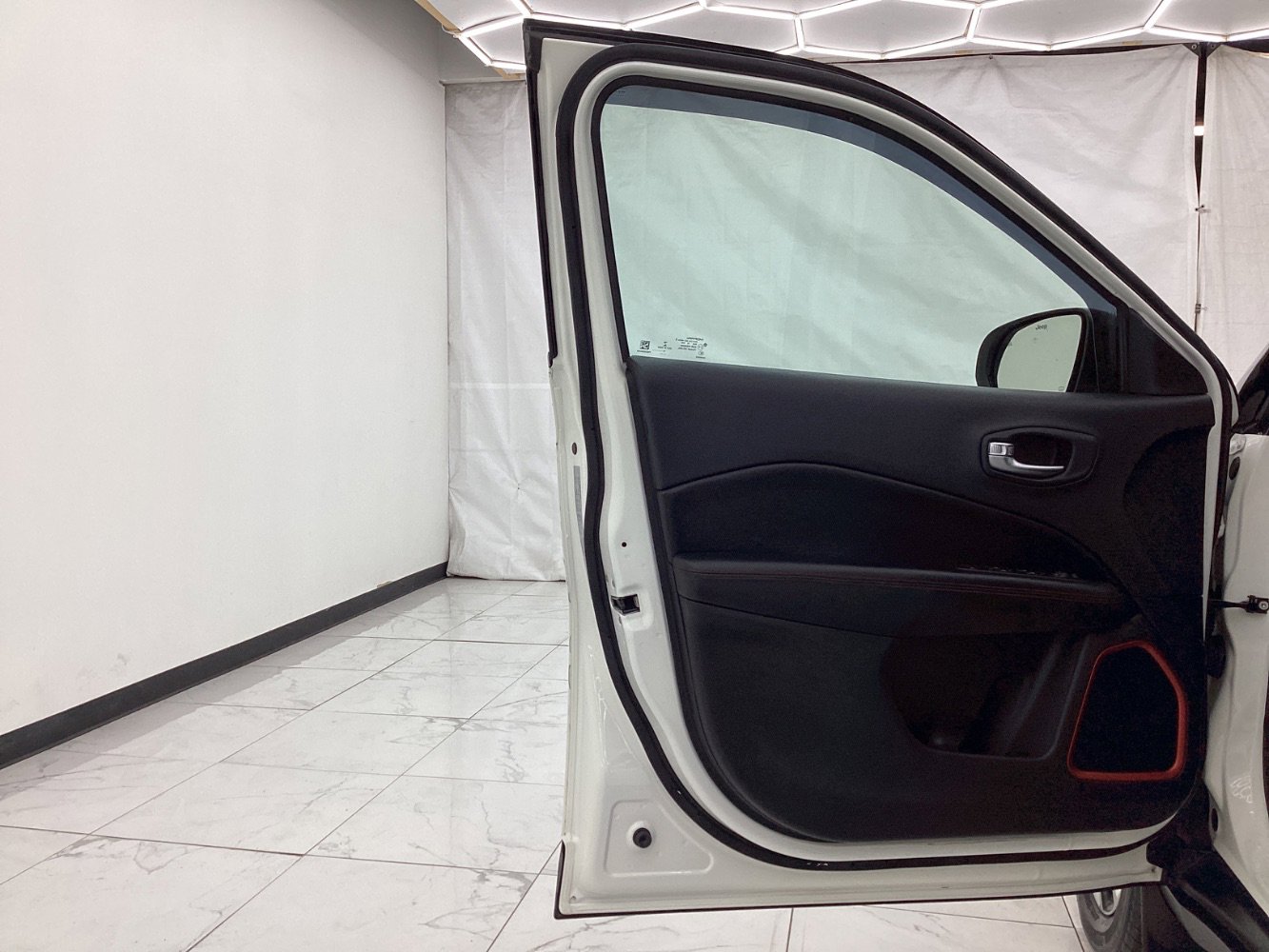 Used 2017 Jeep Compass Trailhawk w/ Leather Interior Group AWD/4WD image 18
