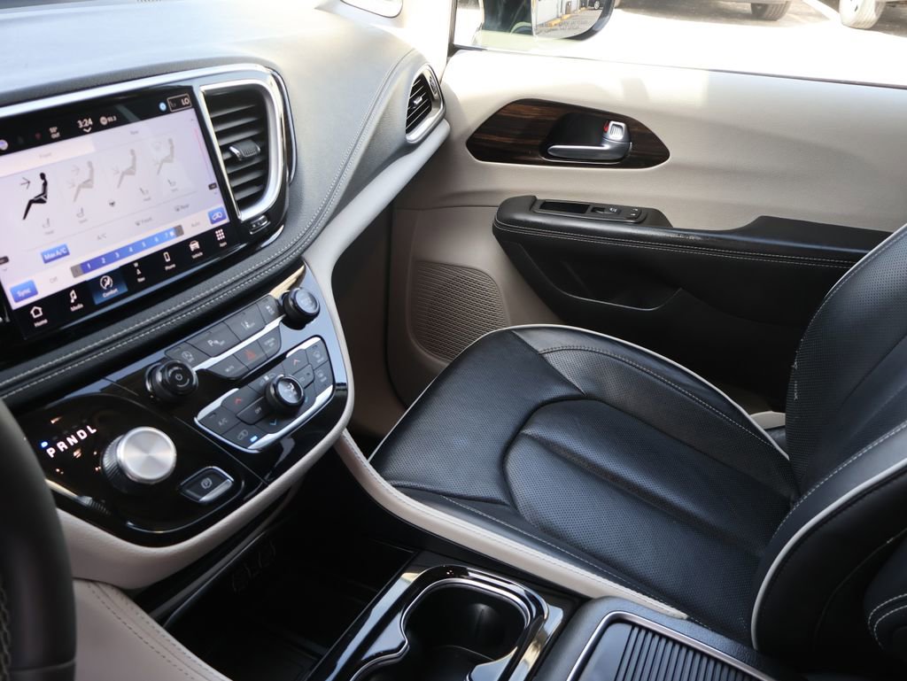 Used 2024 Chrysler Pacifica Limited image 24