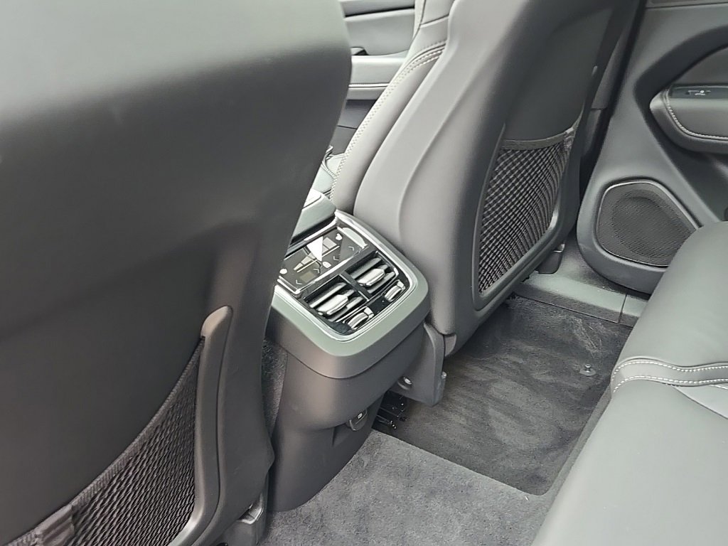 Certified 2022 Volvo XC60 B5 Inscription w/ Advanced Package image 11