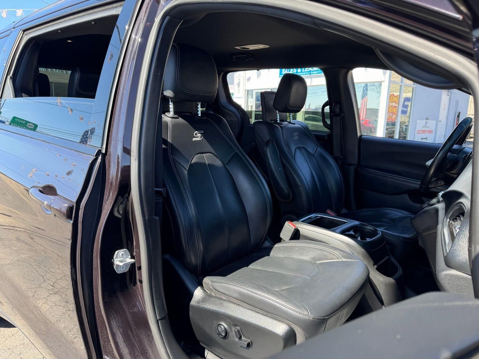 Used 2019 Chrysler Pacifica Touring-L Plus w/ Advanced Safetytec Group image 4