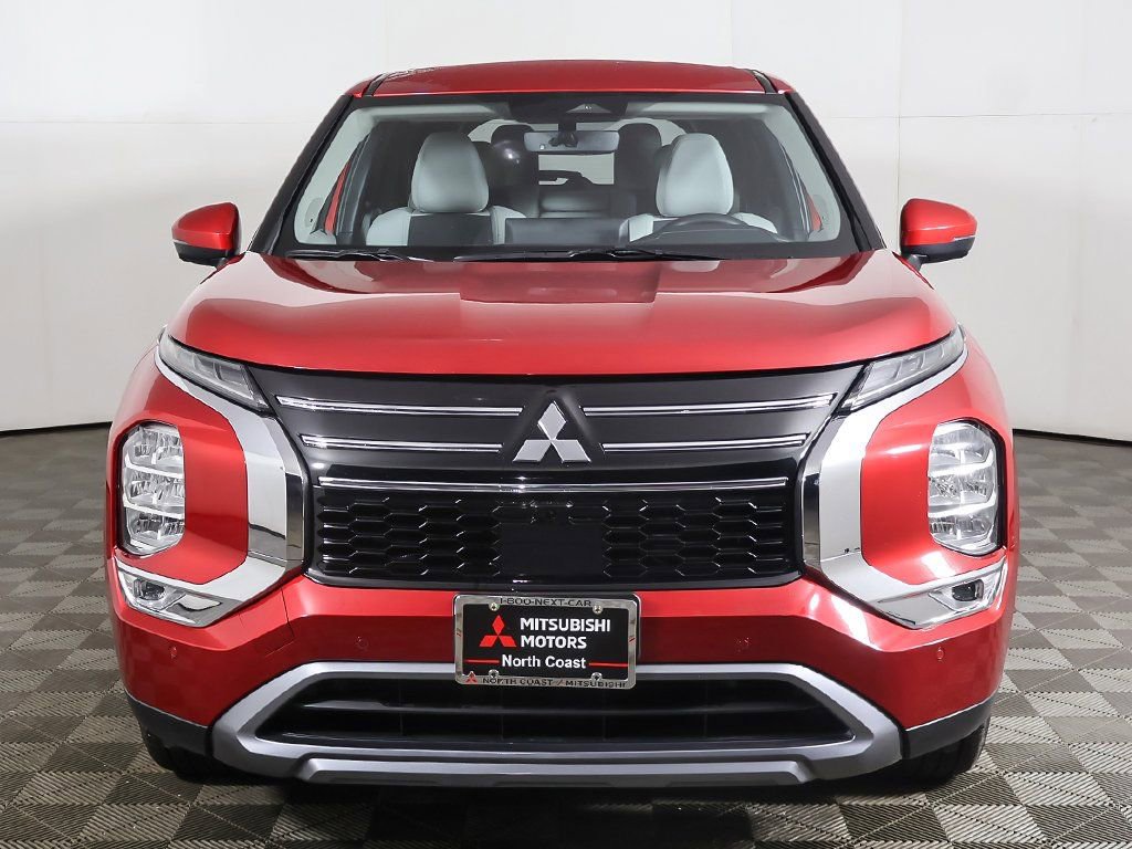 Used 2025 Mitsubishi Outlander SE image 12