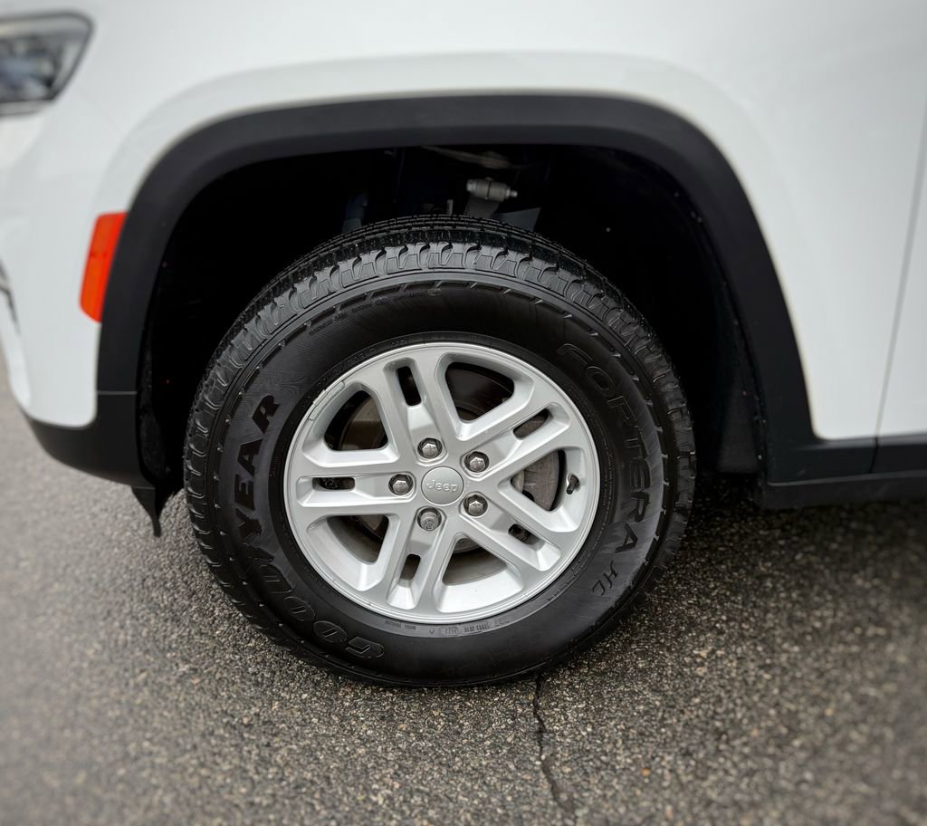 Used 2023 Jeep Grand Cherokee Laredo image 18