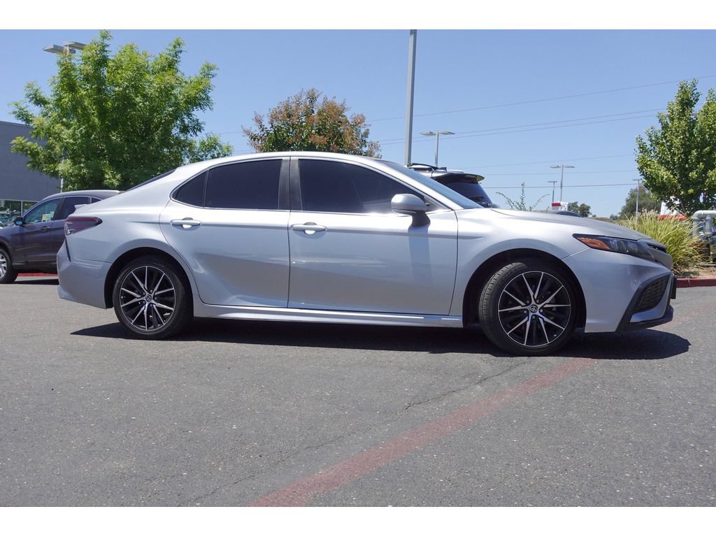 Used 2024 Toyota Camry SE FWD image 4