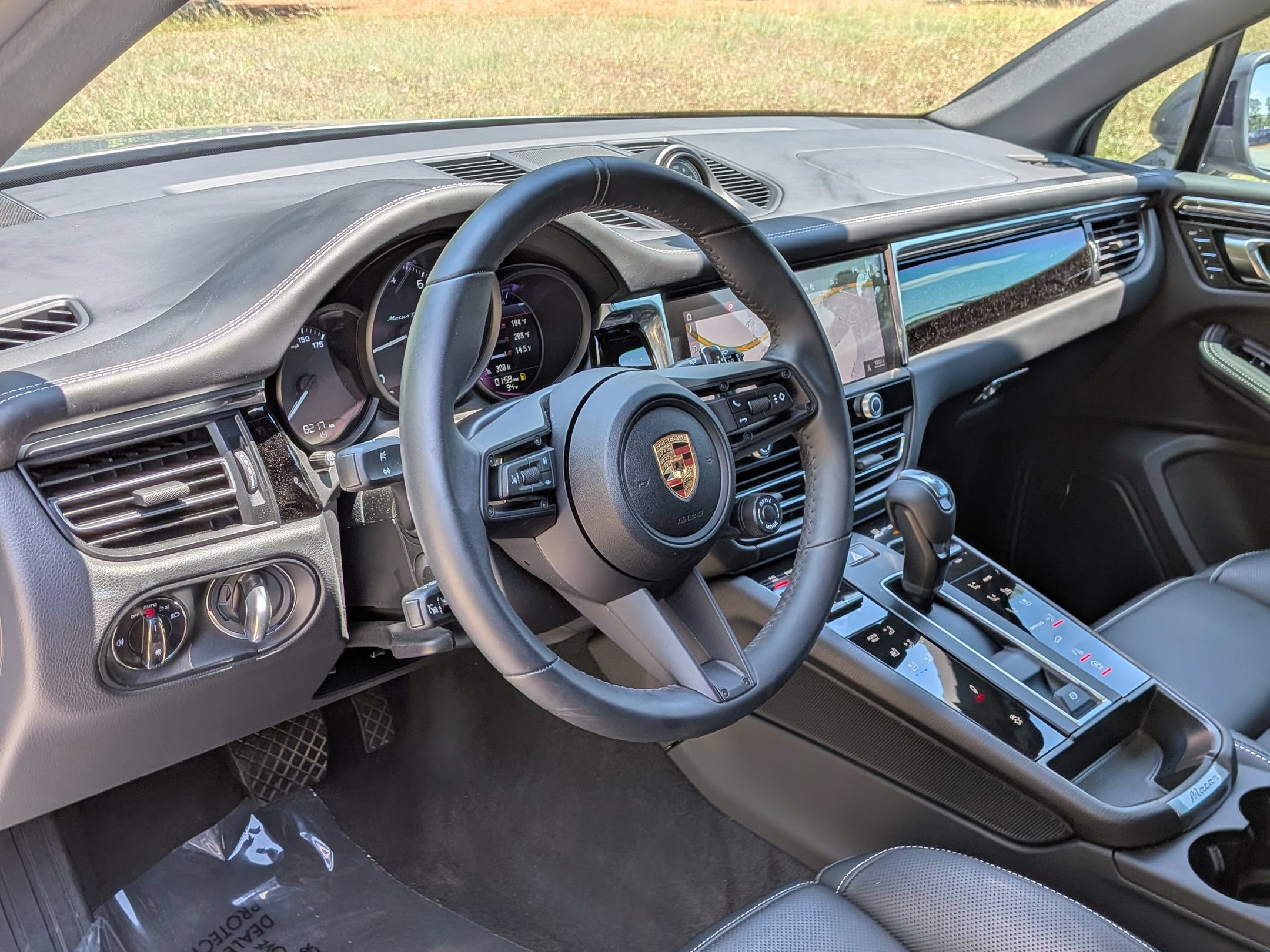 Certified 2025 Porsche Macan Turbo AWD/4WD image 4