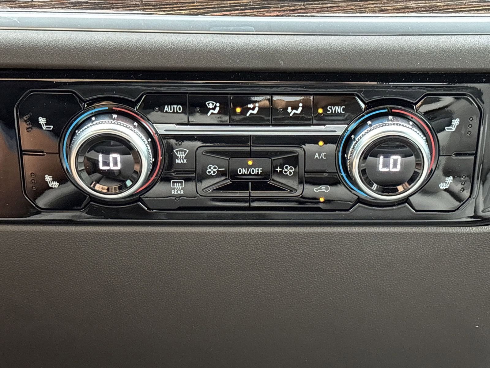 New 2025 GMC Sierra 1500 SLE w/ Preferred Package image 9