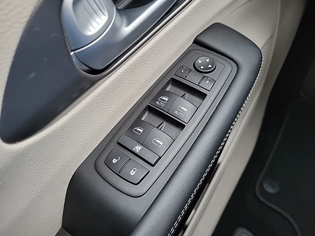 Used 2024 Chrysler Pacifica Touring-L FWD image 23