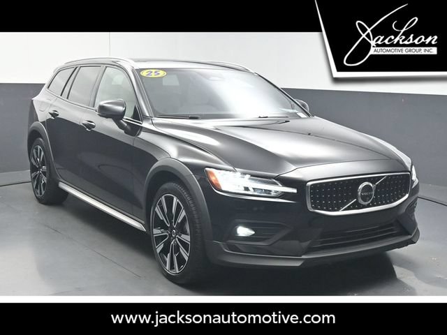 Used 2025 Volvo V60 B5 Cross Country Ultra AWD/4WD image 1