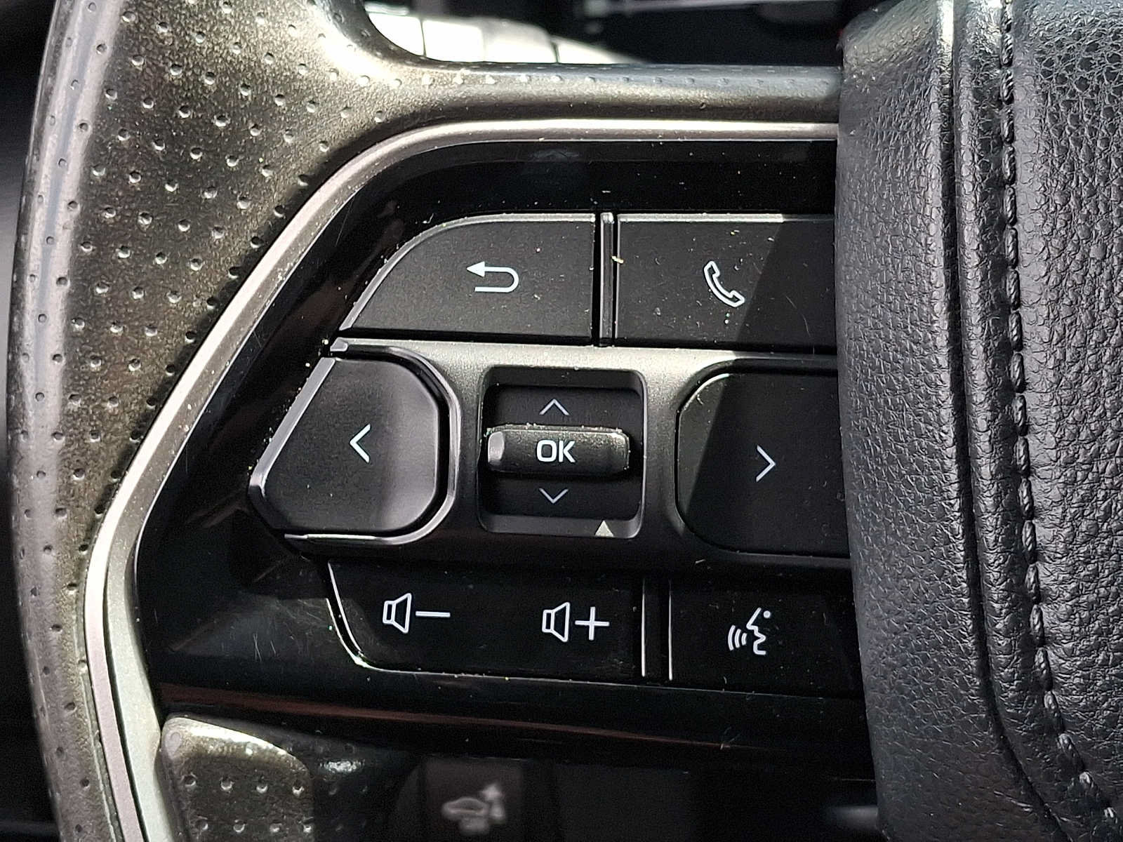 Used 2022 Toyota Tundra SR5 w/ SR5 Convenience Package AWD/4WD image 16