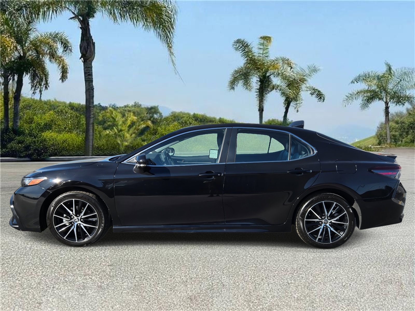 Used 2023 Toyota Camry SE FWD image 2