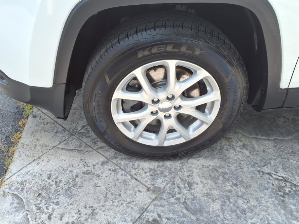 Used 2017 Jeep Cherokee Latitude w/ Cold Weather Group image 6