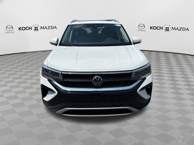 Used 2023 Volkswagen Taos SE w/ Panoramic Sunroof Package AWD/4WD image 2