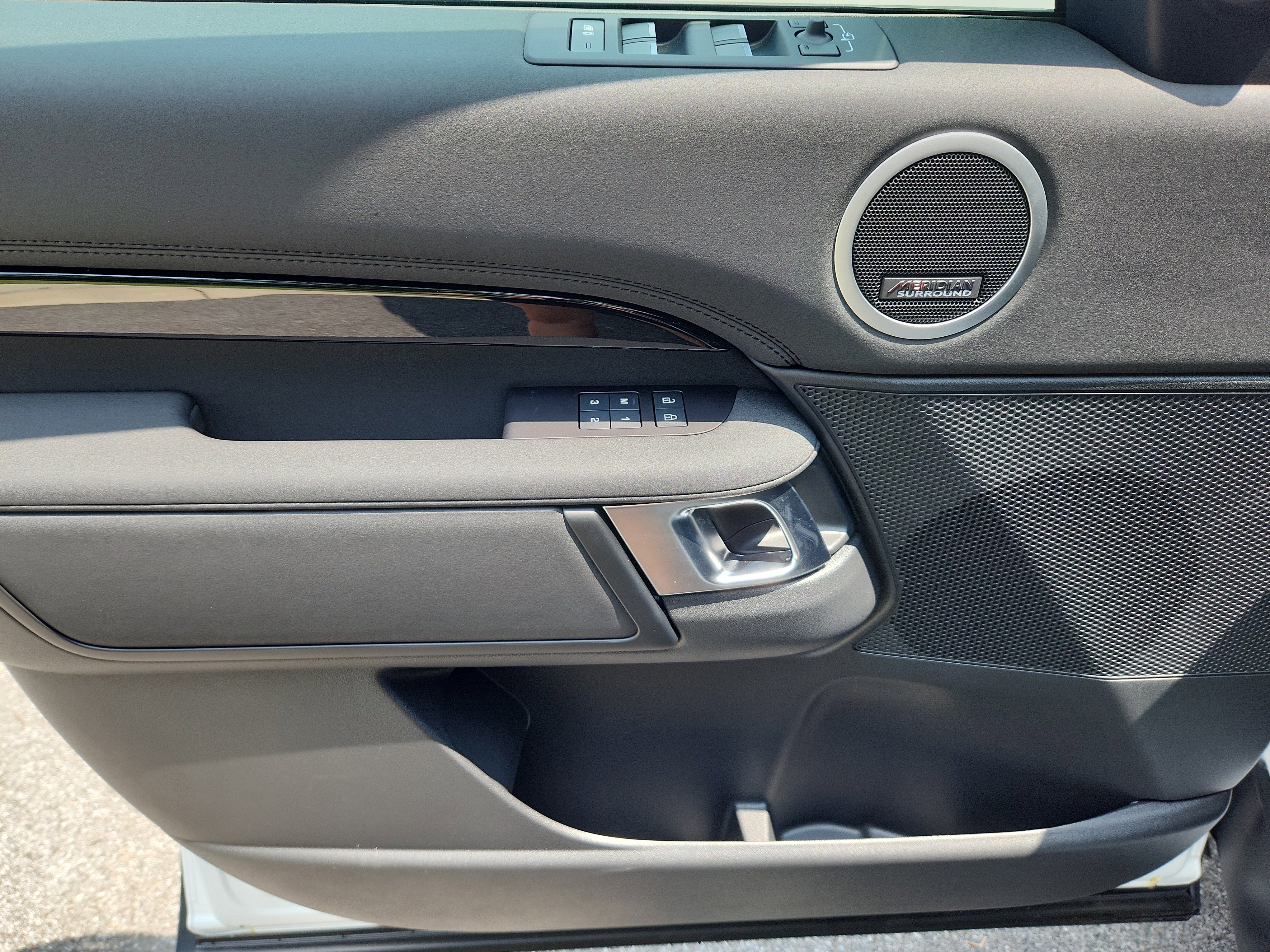 New 2025 Land Rover Discovery S image 24