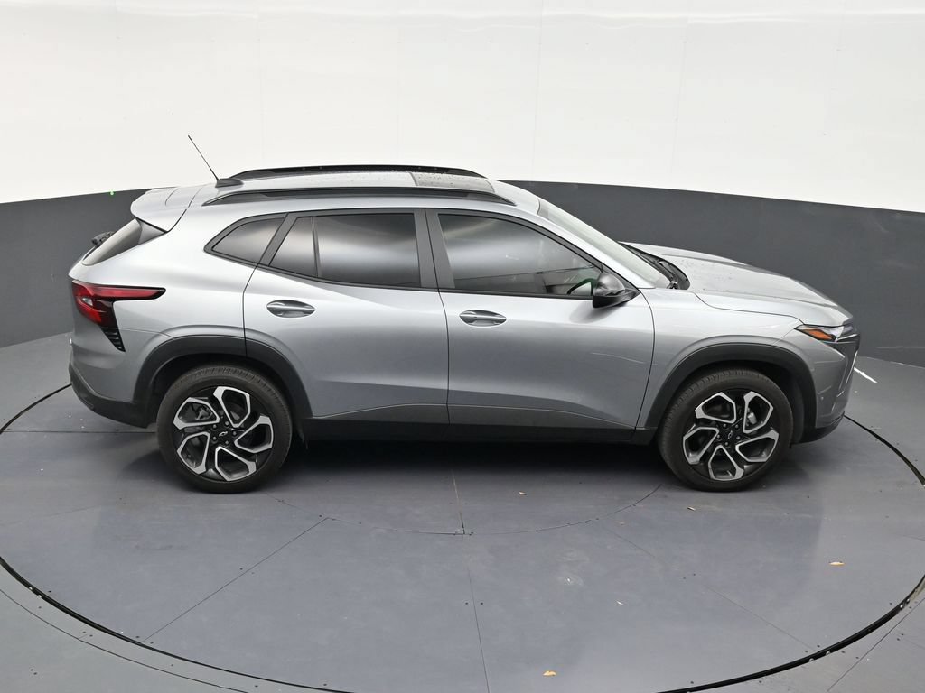 Used 2025 Chevrolet Trax RS w/ Sunroof Package FWD image 16