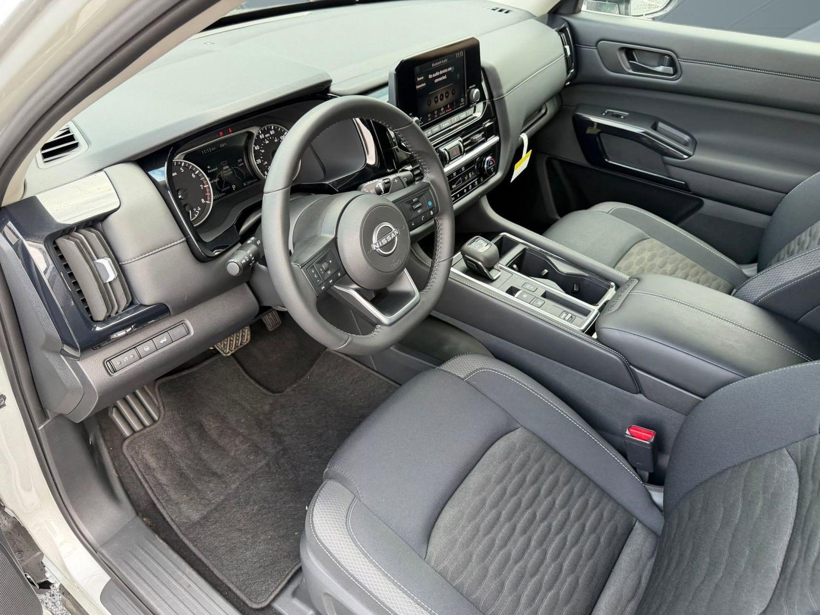 Certified 2025 Nissan Pathfinder SV image 4
