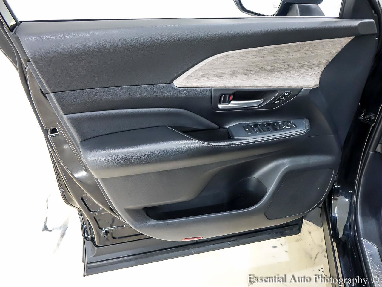 Used 2025 Toyota Grand Highlander AWD image 27