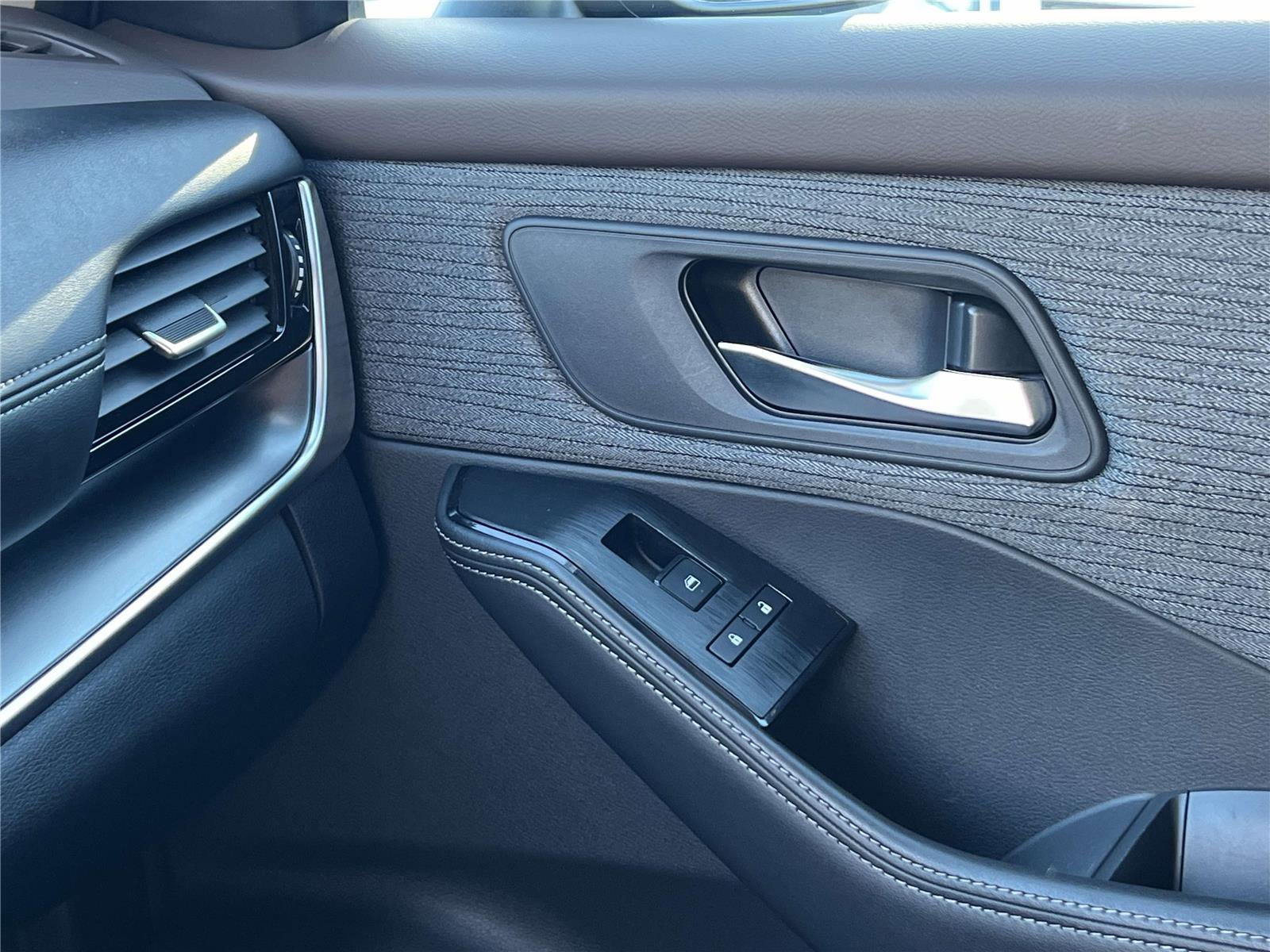 Used 2022 Nissan Rogue SV image 44