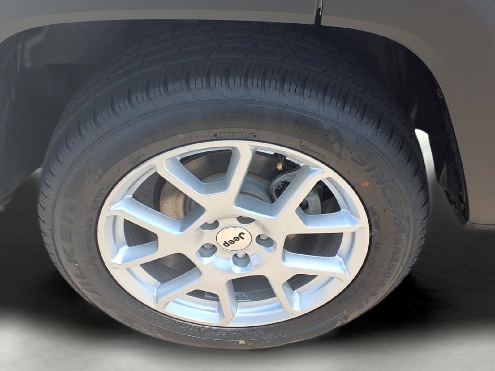 Used 2023 Jeep Renegade Latitude AWD/4WD image 9