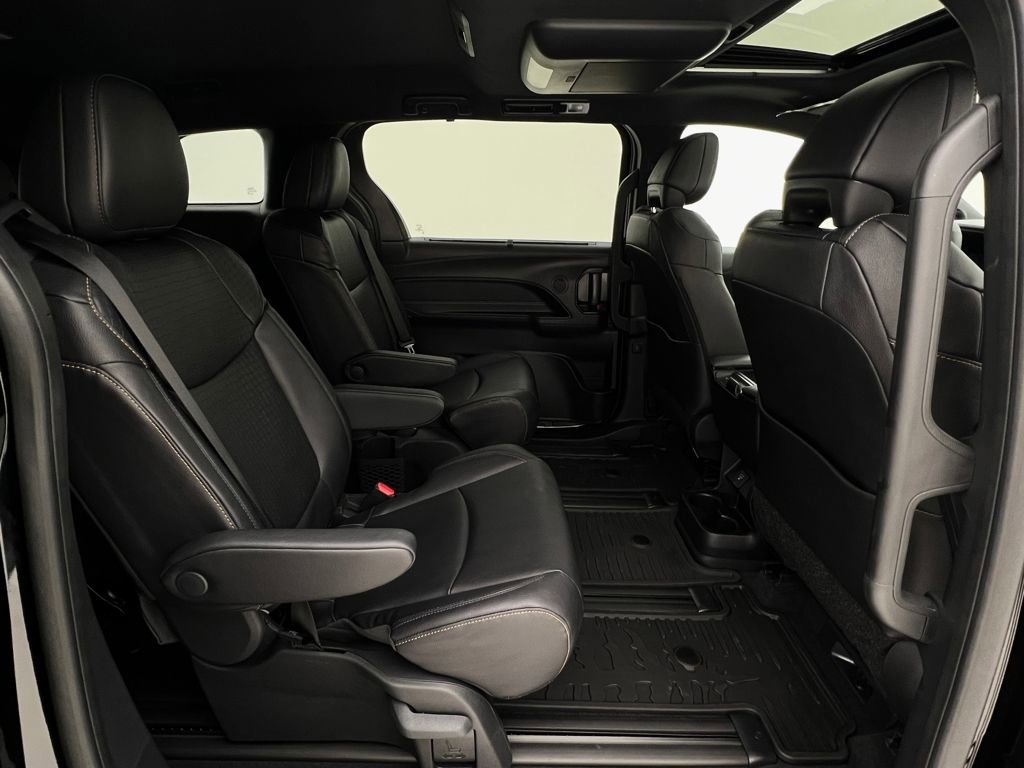 Used 2025 Toyota Sienna XLE Woodland Edition image 16