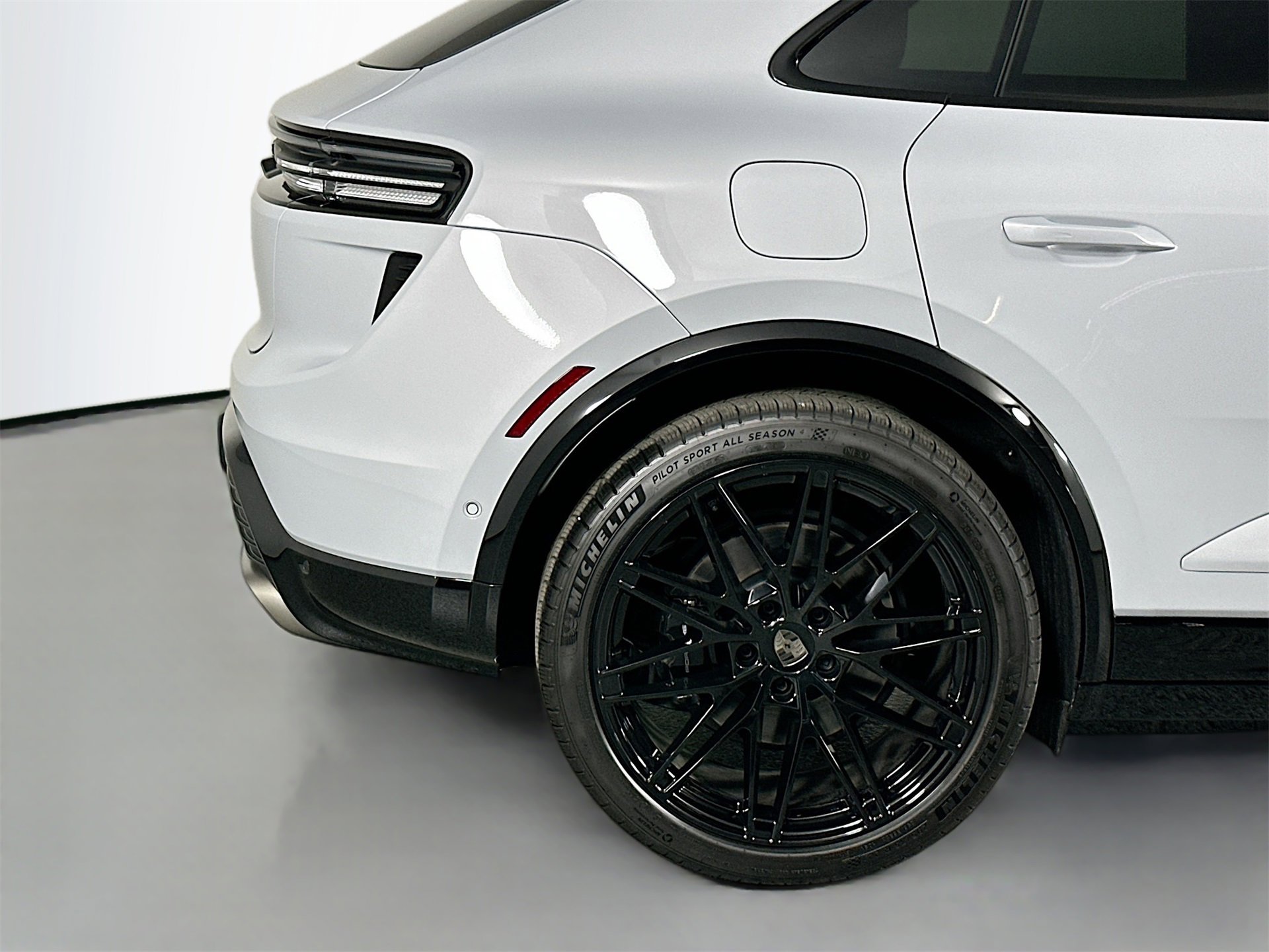 Certified 2025 Porsche Macan Turbo Electric image 13