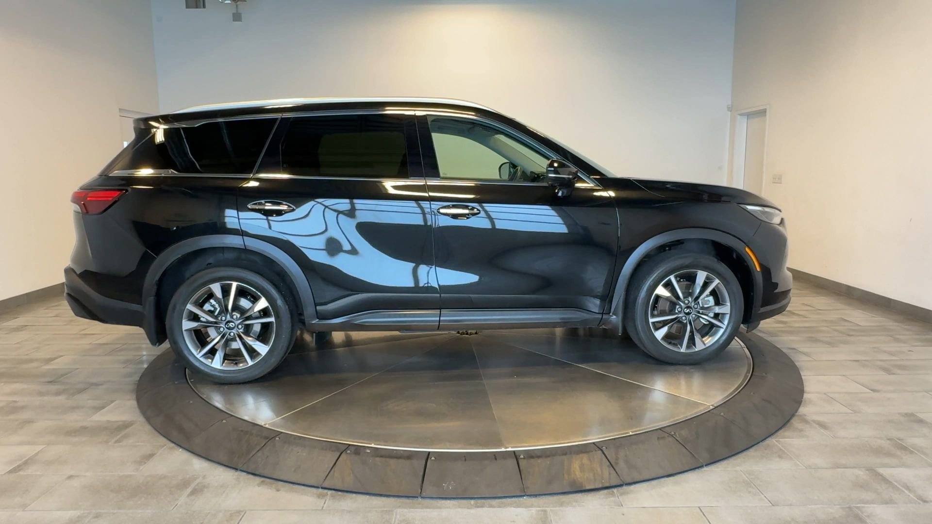 Certified 2023 INFINITI QX60 Luxe w/ Cargo Package AWD/4WD image 9