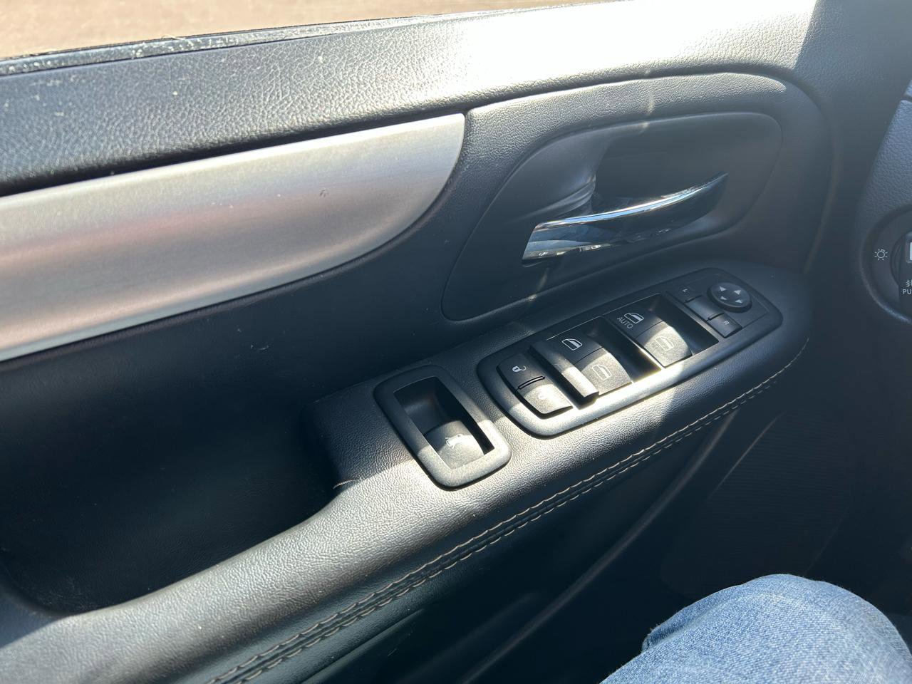 Used 2015 Dodge Grand Caravan SXT w/ Blacktop Package image 25