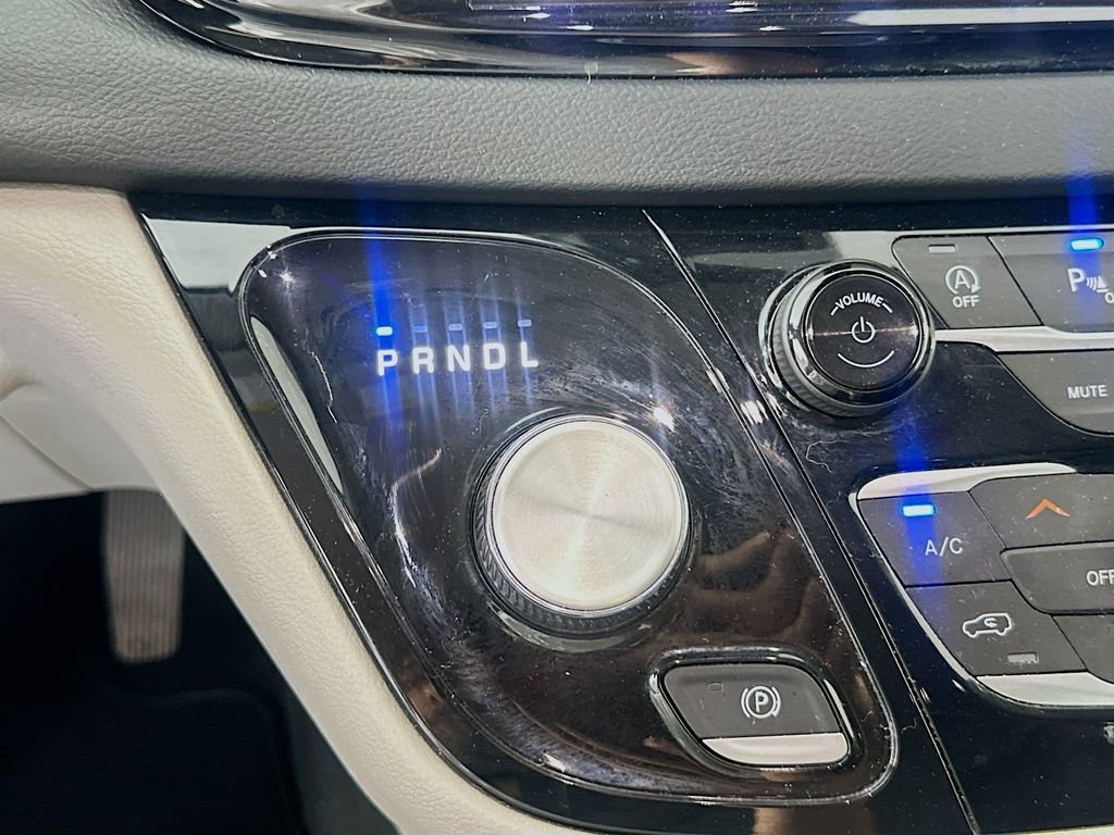 Used 2023 Chrysler Pacifica Touring-L image 16