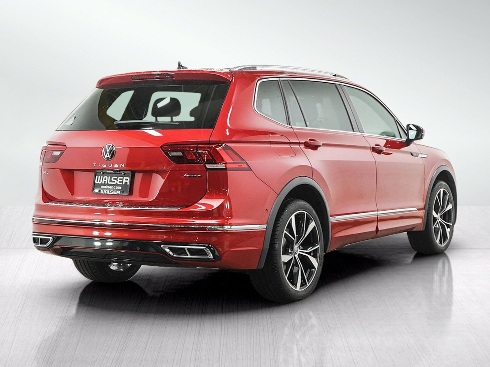 Used 2024 Volkswagen Tiguan SEL R-Line AWD/4WD image 5