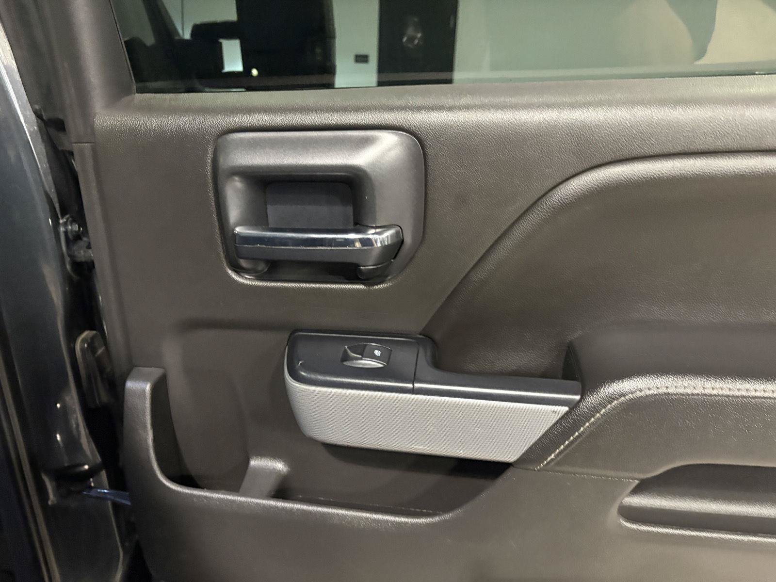 Used 2018 Chevrolet Silverado 1500 LT w/ All Star Edition AWD/4WD image 39