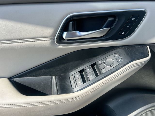 Used 2021 Nissan Rogue SL w/ Premium Package image 17