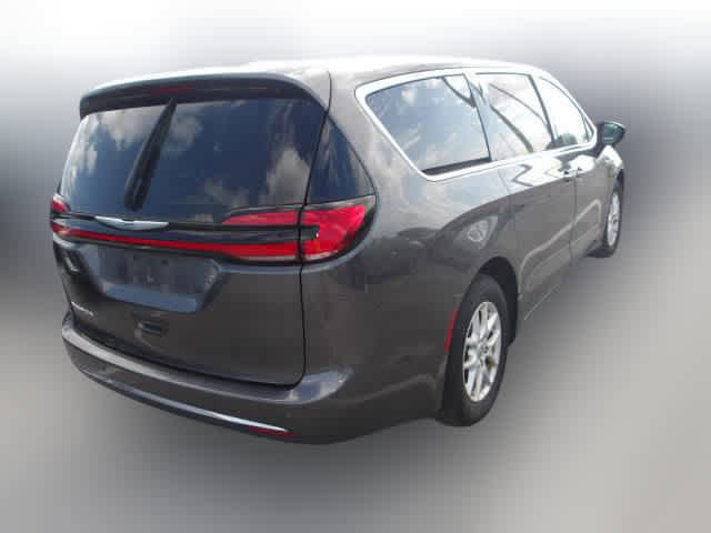 Used 2023 Chrysler Pacifica Touring-L FWD image 4