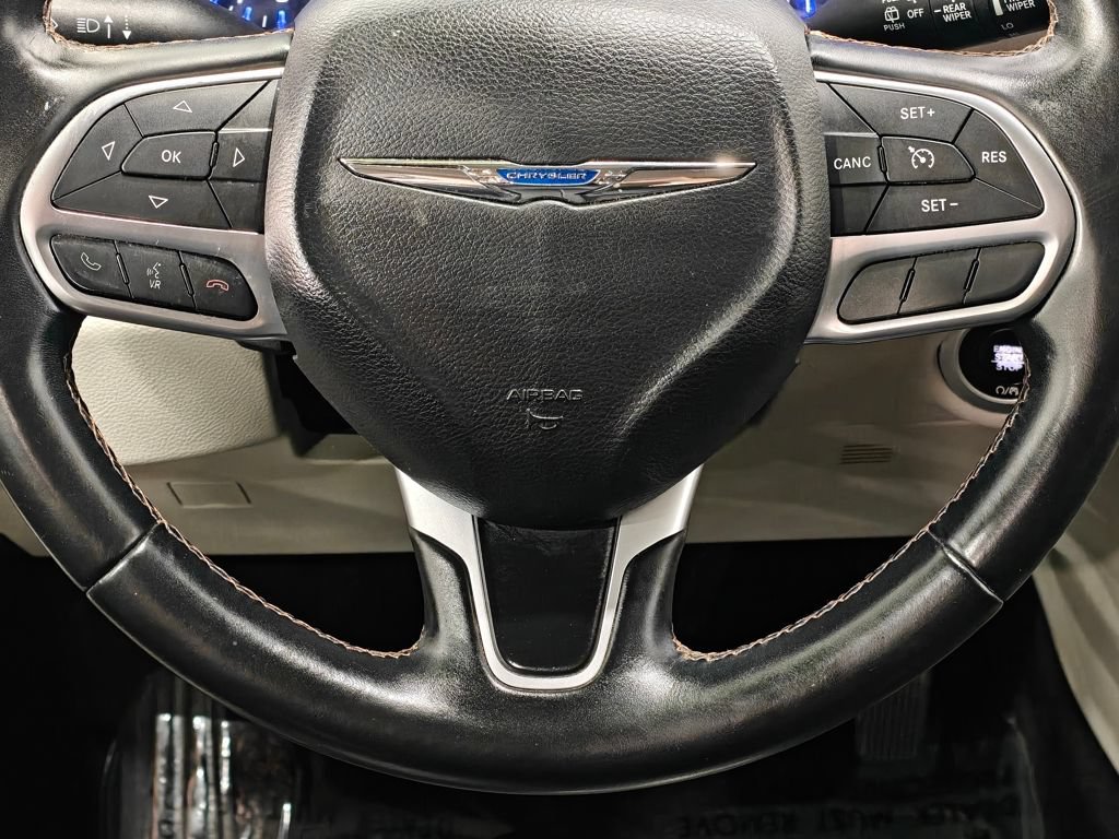 Used 2017 Chrysler Pacifica Touring-L FWD image 5