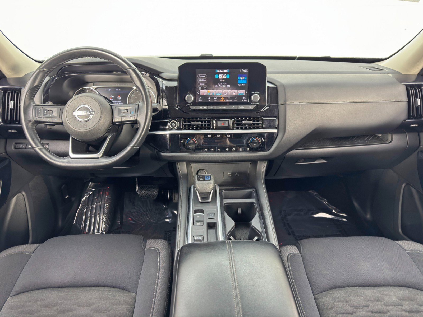 Used 2022 Nissan Pathfinder SV image 11
