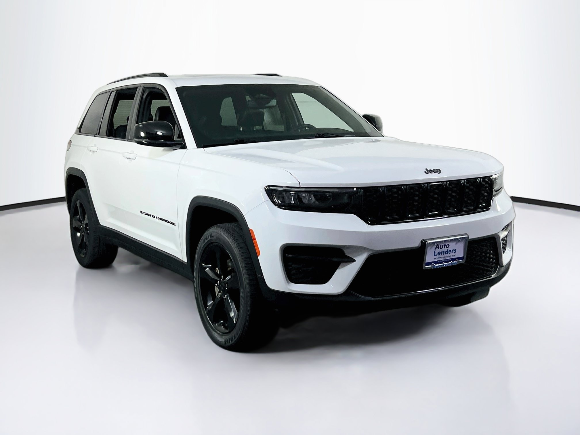 Used 2023 Jeep Grand Cherokee Altitude AWD/4WD image 3