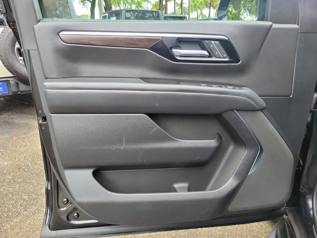 Used 2025 Chevrolet Tahoe LT RWD image 13
