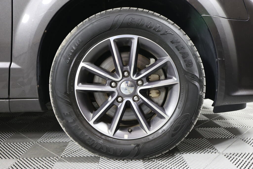Used 2017 Dodge Grand Caravan SXT FWD image 6