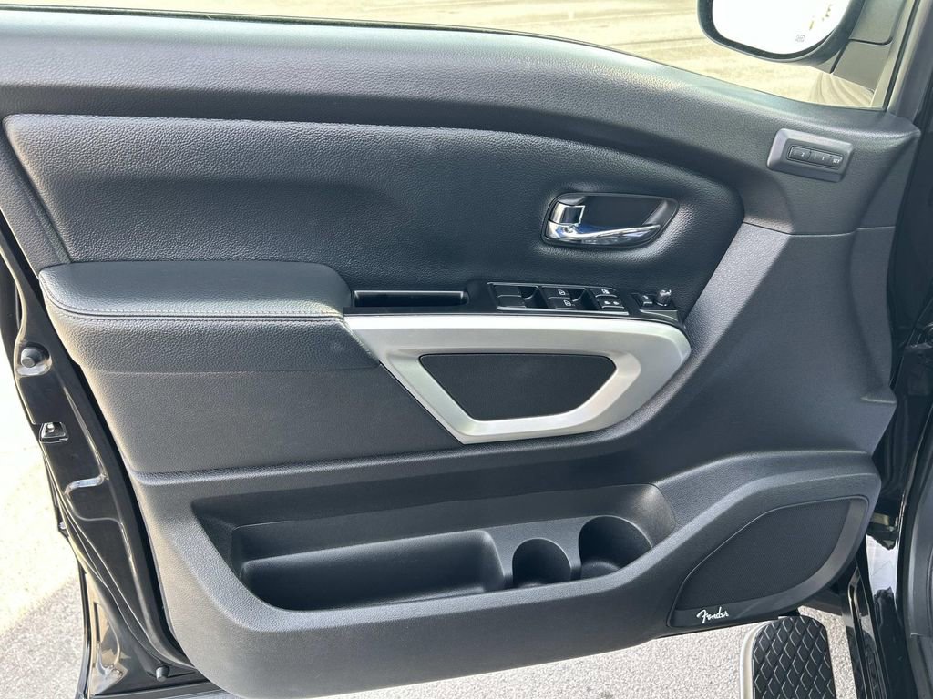 Used 2020 Nissan Titan SL image 25