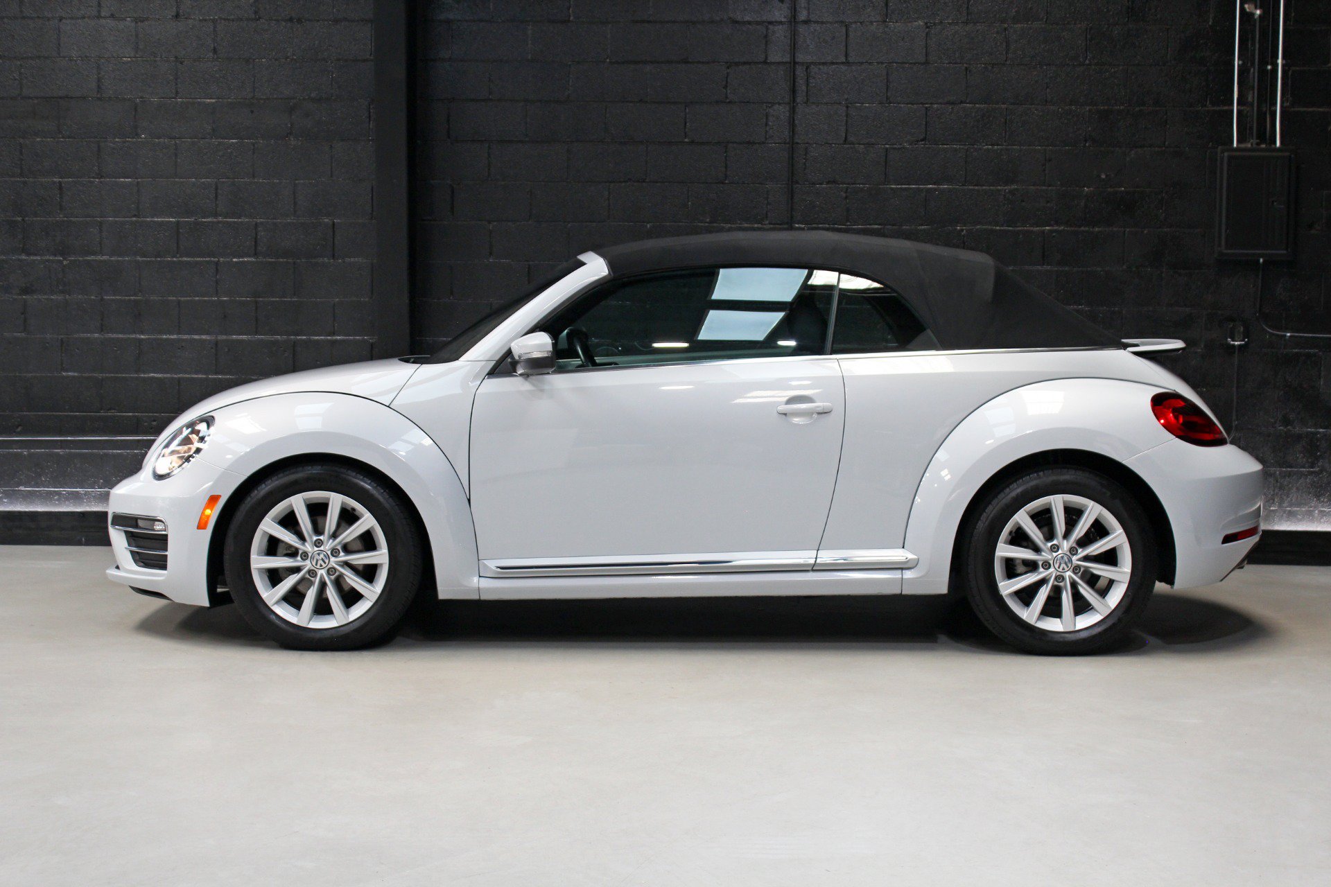 Used 2018 Volkswagen Beetle 2.0T SE FWD image 4