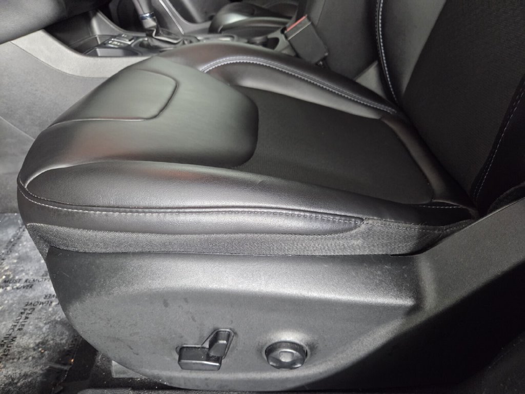 Used 2019 Jeep Cherokee Latitude Plus FWD image 11